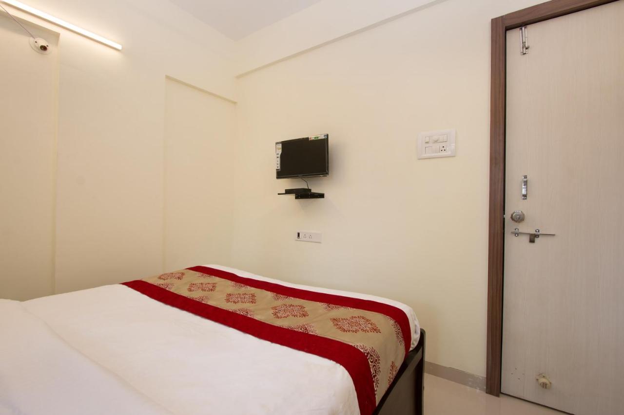 Oyo 9052 Leisurely Abode Hotel Khadki Exterior photo